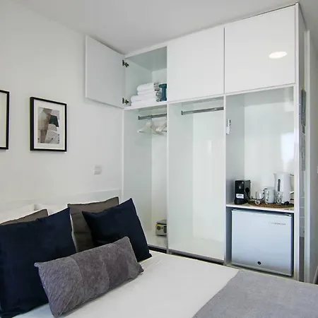 Phaedrus Living: Luxury 506 Apartment